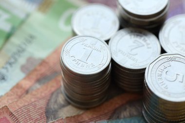 Birkaç yığın Ukrayna parası eski Hryvnia banknotlarının üzerinde yatıyor.