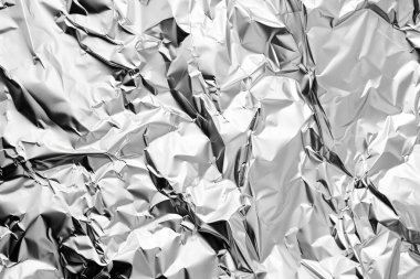 Gümüş krom renkli buruşuk alüminyum folyonun fotoğrafı. Arkaplan veya haritalama için arkaplan dokusu