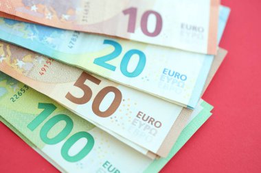 Büyük meblağda yüz, yirmi, on ve elli euro. Kırmızı arka planda. Yakın plan.