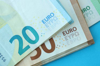 Büyük meblağda, mavi arka planda yüz yirmi-elli euro para faturası.