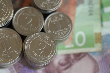 Birkaç yığın Ukrayna parası eski Hryvnia banknotlarının üzerinde yatıyor.