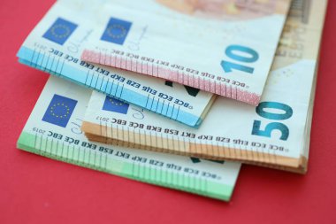 Büyük meblağda yüz, yirmi, on ve elli euro. Kırmızı arka planda. Yakın plan.