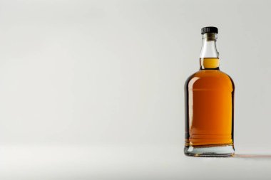 Masada beyaz arka planlı viski bardağı şişesi var. Profesyonel fotoğraf.