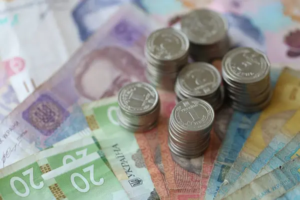 Birkaç yığın Ukrayna parası eski Hryvnia banknotlarının üzerinde yatıyor.