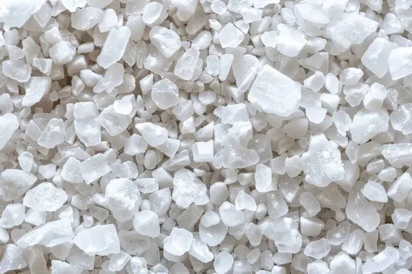 Kristal beyaz doğal deniz tuzu dokusu fotoğrafı. Arkaplan ya da yemek tarifleri için yemek fotoğrafı