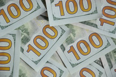 Birçok yüz dolarlık banknot dokusunun işlenmiş kolajı. Pankart, arkaplan veya 3B haritalama için doku