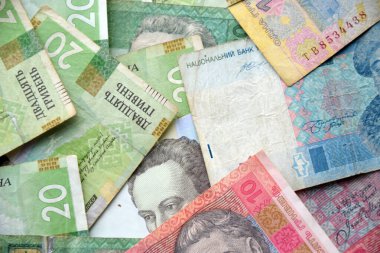 Ukrayna 'nın işlenmiş Hryvnia UAH kolajı banknotların dokusunu destekler. Pankart, arkaplan veya 3B haritalama için doku