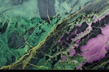 Zoisite tanzanit taşından işlenmiş kolaj mor ve yeşil doku. Pankart, arkaplan veya 3B haritalama için doku