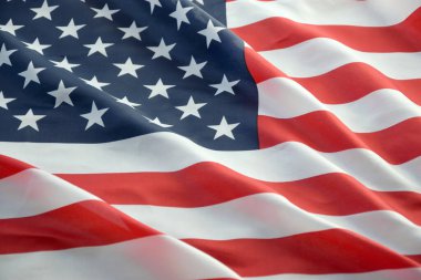 Amerika Birleşik Devletleri bayrağı, yıldız ve şeritlerle kaplıdır. Resmi Amerikan Bayrağı gün ışığında kıvrımlarla el sallıyor
