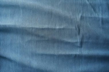 Katlanmış kolajın işlenmiş kolajı kot mavi kumaş dokusunu denetler. Pankart, arkaplan veya 3B haritalama için doku