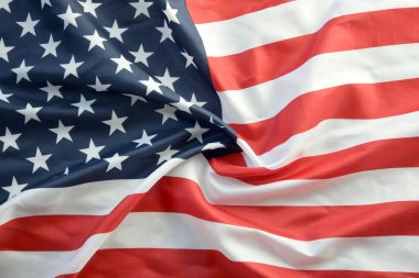 Amerika Birleşik Devletleri bayrağı, yıldız ve şeritlerle kaplıdır. Resmi Amerikan Bayrağı gün ışığında kıvrımlarla el sallıyor