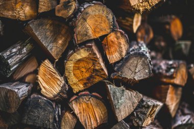 Kış için hazırlanmış odun yığınının işlenmiş görüntüsü. Yakacak odun kesimi, yakın plan.