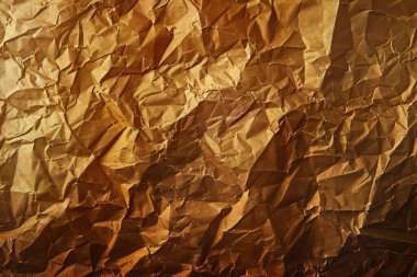 Buruşuk kahverengi kağıdın fotoğrafı. Kapatın. Arkaplan veya haritalama için arkaplan dokusu