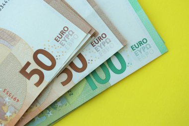 Sarı arka planda 150 Euro 'luk büyük bir meblağ. Yakın plan.