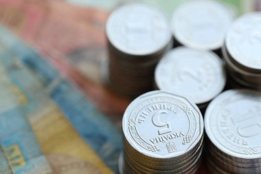 Birkaç yığın Ukrayna parası eski Hryvnia banknotlarının üzerinde yatıyor.