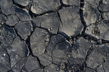 Düz siyah ve eski asfalt yol yüzeyinin fotoğrafı. Arkaplan veya haritalama için arkaplan dokusu