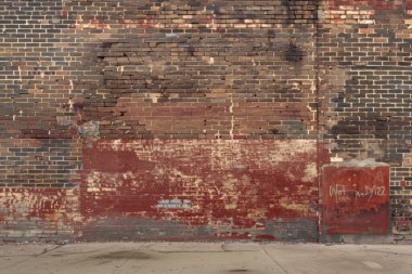 Eski terk edilmiş sanayi binasının koyu kırmızı duvarı. Arkaplan veya haritalama için arkaplan dokusu