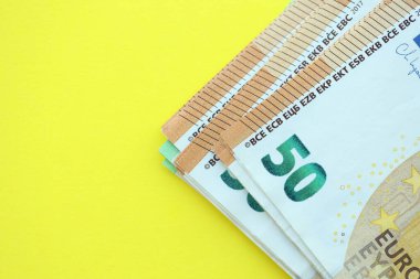 Sarı arka planda 150 Euro 'luk büyük bir meblağ. Yakın plan.