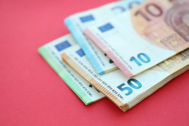 Büyük meblağda yüz, yirmi, on ve elli euro. Kırmızı arka planda. Yakın plan.