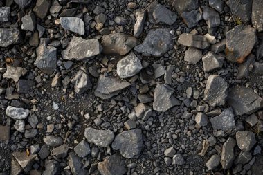 Gri asfalt kaya döküntülerinin fotoğrafı. Arkaplan veya haritalama için arkaplan dokusu