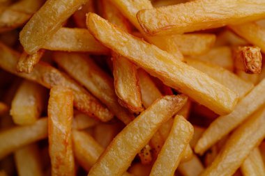 Büyük bir yığın taze, sarı patates kızartması yakın çekim. Arkaplan ya da yemek tarifleri için yemek fotoğrafı