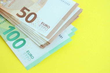Sarı arka planda 150 Euro 'luk büyük bir meblağ. Yakın plan.