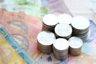 Birkaç yığın Ukrayna parası eski Hryvnia banknotlarının üzerinde yatıyor.