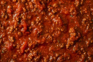 Koyu kırmızı bolonez ya da salam sosunun fotoğrafı. Arkaplan ya da yemek tarifleri için yemek fotoğrafı