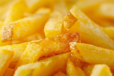 Büyük bir yığın taze, sarı patates kızartması yakın çekim. Arkaplan ya da yemek tarifleri için yemek fotoğrafı