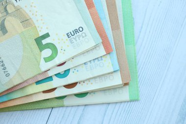 Avro para banknotlarının büyük miktarları ahşap arka planda kapanıyor.