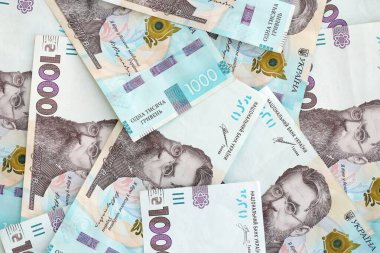 Modern tasarımı olan büyük miktarda Ukraynalı yeni 100 Hryvnia para faturası. Finansal konsept, iş ücretleri