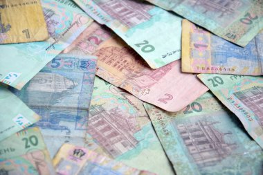 Ukrayna 'nın işlenmiş Hryvnia UAH kolajı banknotların dokusunu destekler. Pankart, arkaplan veya 3B haritalama için doku