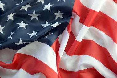 Amerika Birleşik Devletleri bayrağı, yıldız ve şeritlerle kaplıdır. Resmi Amerikan Bayrağı gün ışığında kıvrımlarla el sallıyor