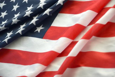 Amerika Birleşik Devletleri bayrağı, yıldız ve şeritlerle kaplıdır. Resmi Amerikan Bayrağı gün ışığında kıvrımlarla el sallıyor