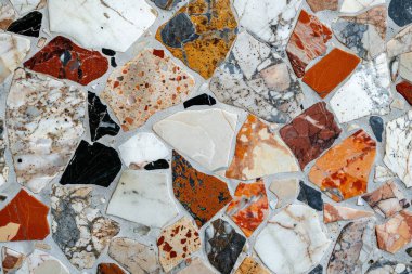 Zemin yüzeyindeki gri terrazzo parçacıklarının fotoğrafı. Arkaplan veya haritalama için arkaplan dokusu