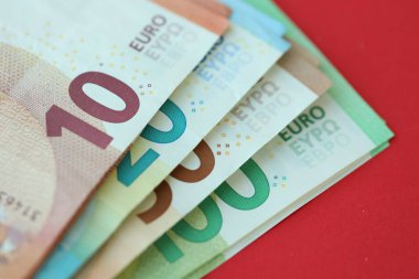 Büyük meblağda yüz, yirmi, on ve elli euro. Kırmızı arka planda. Yakın plan.