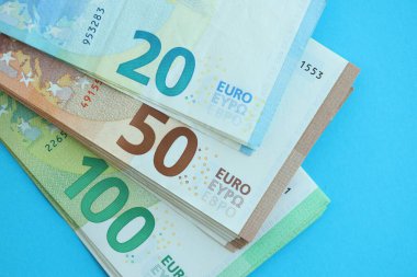 Büyük meblağda, mavi arka planda yüz yirmi-elli euro para faturası.