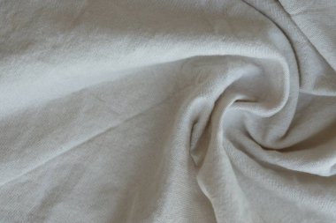 Arka plan olarak beyaz renkli gri tekstil peçetesi. Katlanmış dekoratif mutfak pamuğu havlusu kapat.