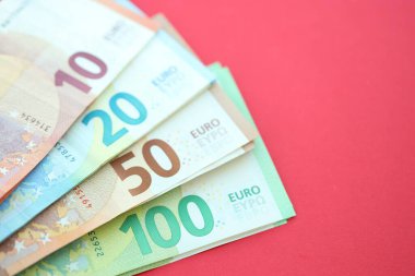 Büyük meblağda yüz, yirmi, on ve elli euro. Kırmızı arka planda. Yakın plan.