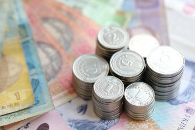 Birkaç yığın Ukrayna parası eski Hryvnia banknotlarının üzerinde yatıyor.