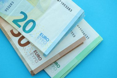 Büyük meblağda, mavi arka planda yüz yirmi-elli euro para faturası.