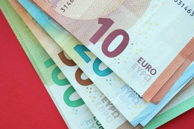 Büyük meblağda yüz, yirmi, on ve elli euro. Kırmızı arka planda. Yakın plan.