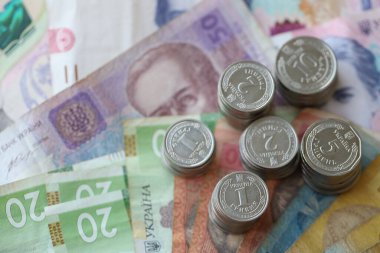 Birkaç yığın Ukrayna parası eski Hryvnia banknotlarının üzerinde yatıyor.