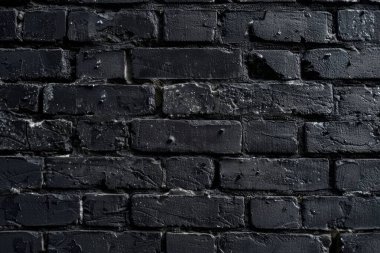 Eski tuğla duvarın resmi siyah renge boyanmış. Yakın plan. Arkaplan veya haritalama için arkaplan dokusu