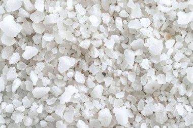 Kristal beyaz doğal deniz tuzu dokusu fotoğrafı. Arkaplan ya da yemek tarifleri için yemek fotoğrafı