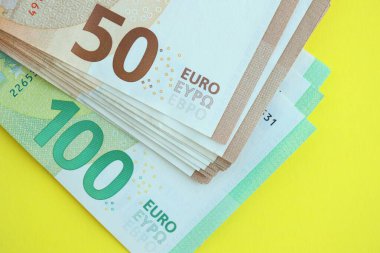 Sarı arka planda 150 Euro 'luk büyük bir meblağ. Yakın plan.