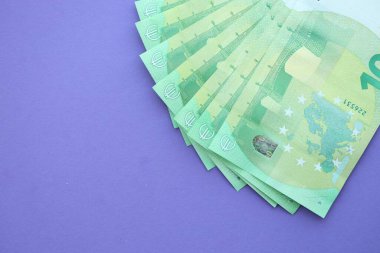 Leylak arkaplanına 100 Euro 'luk büyük meblağ. Yakın plan.