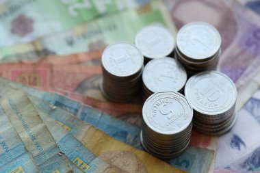 Birkaç yığın Ukrayna parası eski Hryvnia banknotlarının üzerinde yatıyor.