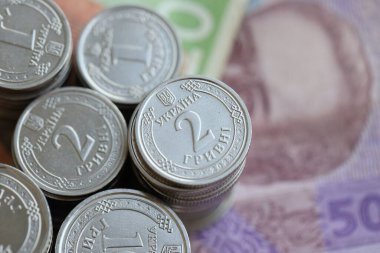Birkaç yığın Ukrayna parası eski Hryvnia banknotlarının üzerinde yatıyor.