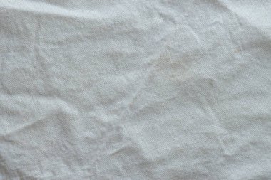 Arka plan olarak beyaz renkli gri tekstil peçetesi. Katlanmış dekoratif mutfak pamuğu havlusu kapat.